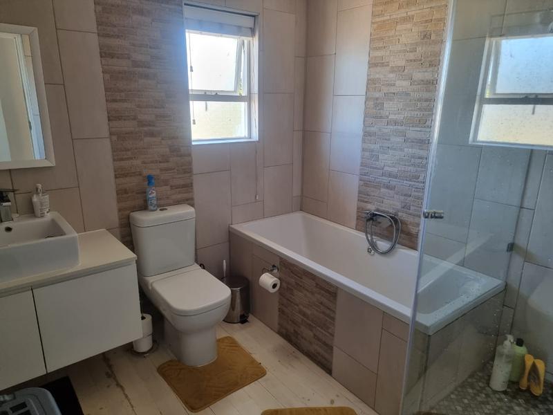 To Let 6 Bedroom Property for Rent in Outeniqua Strand Western Cape